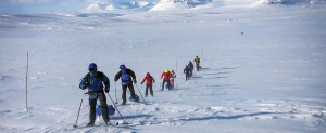 Fińska wyprawa na nartach typu backcountry z pulkami fot. © Mateusz Kuszela, Batents.pl