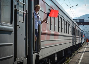 Sludianka. Pani konduktorka daje sygnał do odjazdu. Wycieczka Koleją Transsyberyjską © Ivo Dokoupil dla Barents.pl