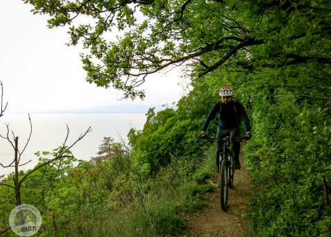 Balaton to nie tylko asfalt. Ścieżki rowerowe dla MTB są świetne. Tihany. Rowerem nad Balatonem. Kwiecień 2014 fot. © Roman Stanek, Barents.pl