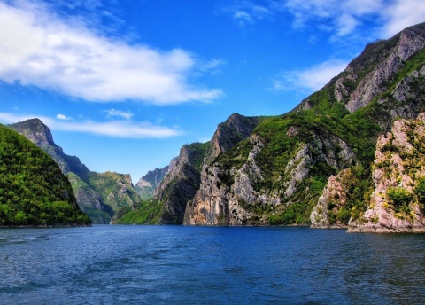 Jezioro Koman. Albania na rowerze: przez niedostępne góry do śródziemnomorskiej riwiery fot. © Yves Alarie