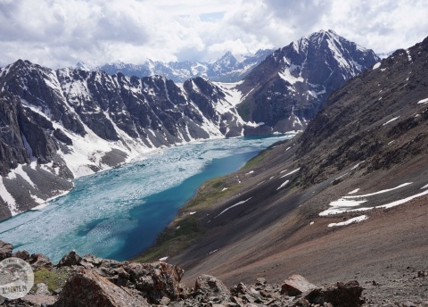 Jezioro Ala-Kol [Ala-Kul]. Trekking w Kirgistanie. Wśród Gór Niebiańskich. © Natálie Raclavská, 2017 r., Barents.pl