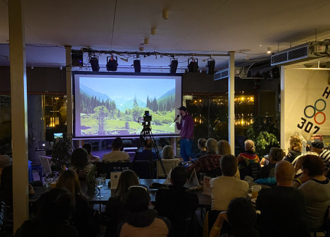 Bartek opowiada o wycieczkach rowerowych. Inauguracja sezonu 2022. Fot. © Klemens, Barents.pl