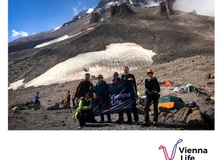 Grupa wspinaczkowa Vienna Life. Oto 6 śmiałków, którzy podjęli wyzwanie zdobycia jednego z najwyższych szczytów Kaukazu - Kazbeku. Z Vienna Life zdobywaj szczyty! © Vienna Life 2017 r.