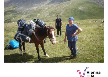 Podczas trekkingu masywem Keli w transporcie bagaży pomagały nam konie. Z Vienna Life zdobywaj szczyty! © Vienna Life 2017 r.