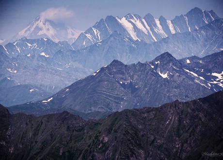 Widok na Kazbek z Atsunty. Trekking w Tuszetii i Chewsuretii fot. © Magda Konik, Barents.pl