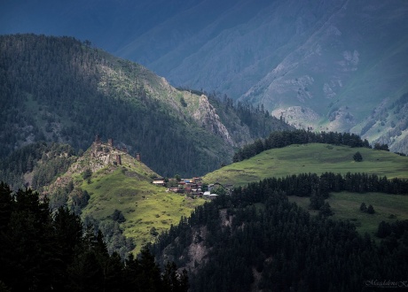Widok na Omalo z Doliny Chaghma. Trekking w Tuszetii i Chewsuretii fot. © Magda Konik, Barents.pl