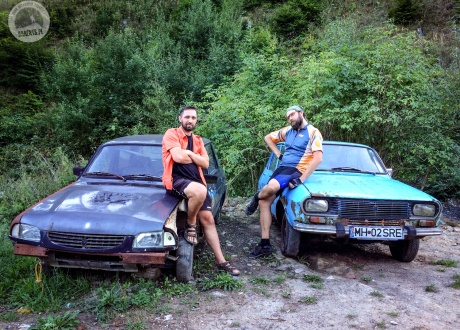 Roman i Andrzej wspominają stare, dobre auta :-) Banat na rowerze: góry i życie na rumuńskich peryferiach fot. @ Małgosia Busz, Barents.pl