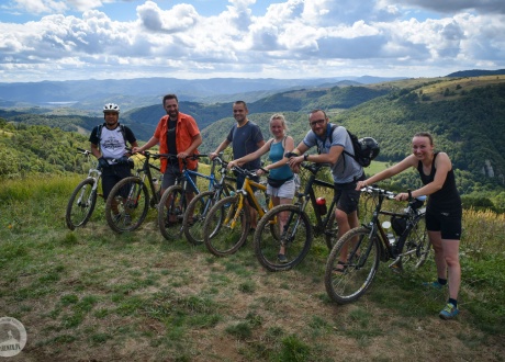 Grupowe zdjęcie prawie wszystkich uczestników wycieczki. Banat na rowerze: góry i życie na rumuńskich peryferiach fot. @ Roman Stanek, Barents.pl