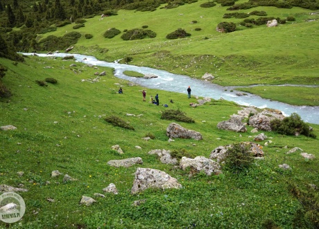 Krótka przerwa nad krystalicznie czystą rzeką. Trekking w Kirgistanie. Wśród Gór Niebiańskich. © Natálie Raclavská, czerwiec 2017 r., Barents.pl