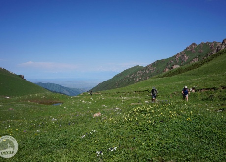 Latem zbocza gór pięknie pachną mieszanką ziół. Trekking w Kirgistanie. Wśród Gór Niebiańskich. © Natálie Raclavská, czerwiec 2017 r., Barents.pl