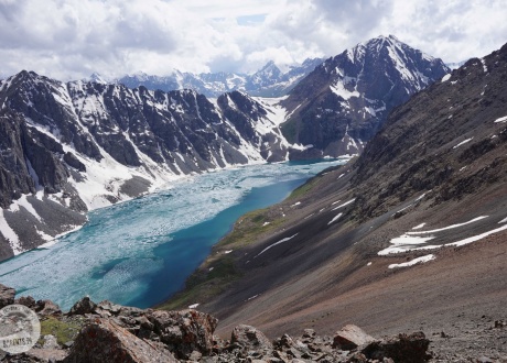 Jezioro Ala-Kol [Ala-Kul]. Trekking w Kirgistanie. Wśród Gór Niebiańskich. © Natálie Raclavská, czerwiec 2017 r., Barents.pl