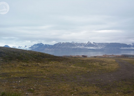 Widok na Piramidę i Billefjord. Spitsbergen: Tydzień Na Krańcu Północy fot. © Konrad Kopiec z Barents.pl