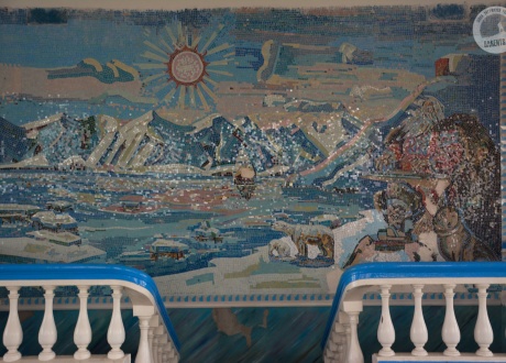 Mozaika w jednym z opuszczonych budynków Piramidy. Spitsbergen: Tydzień Na Krańcu Północy fot. © Konrad Kopiec z Barents.pl