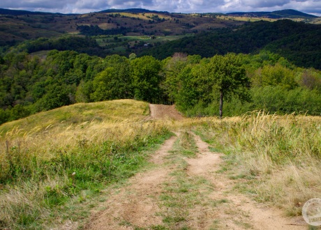 Góry Banackie posiadają całkiem strome podejścia. Banat na rowerze: góry i życie na rumuńskich peryferiach fot. @ Małgosia Busz, Barents.pl