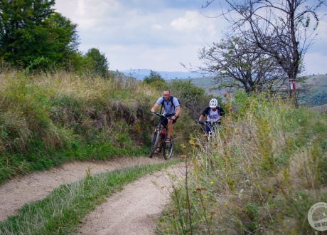Na dojeździe do do wsi Ravensca (Rovensko). Banat na rowerze: góry i życie na rumuńskich peryferiach fot. @ Małgosia Busz, Barents.pl
