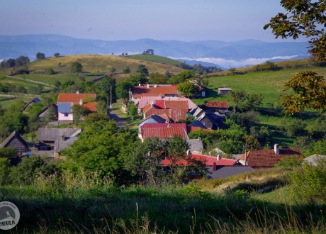 Widok na czeska wieś Ravensca (Rovensko). Banat na rowerze: góry i życie na rumuńskich peryferiach fot. @ Małgosia Busz, Barents.pl