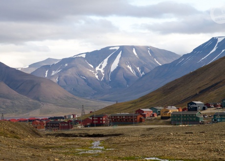 Kolorowe domki stolicy Spitsbergenu. Spitsbergen: Tydzień Na Krańcu Północy fot. © Konrad Kopiec z Barents.pl