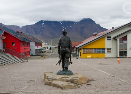 Pomnik górnika na deptaku w Longyearbyen. Spitsbergen: Tydzień Na Krańcu Północy fot. © Konrad Kopiec z Barents.pl