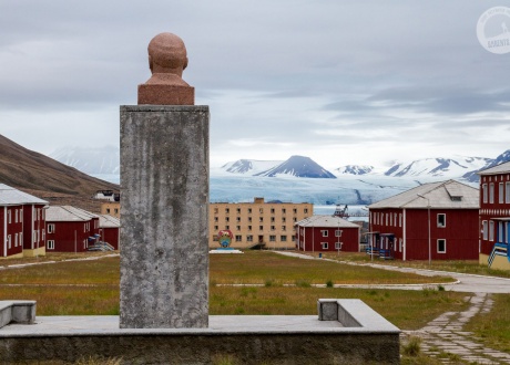Piramida. Główny plac miasta. Spitsbergen: Tydzień Na Krańcu Północy fot. © Konrad Kopiec z Barents.pl