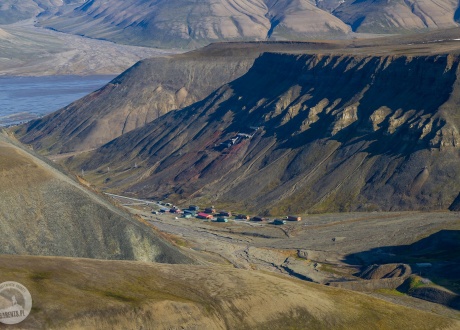 Widok na Longyearbyen. Spitsbergen: Tydzień Na Krańcu Północy fot. © Konrad Kopiec z Barents.pl