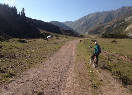 Rowerem przez Tien Szan - Góry Niebiańskie w Kirgistanie fot. © Barents.pl