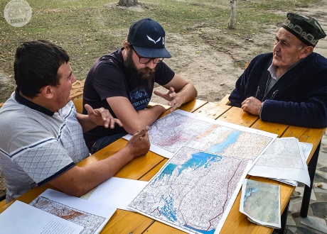 Together with locals, we map out the routes of our excursions | Wycieczka Uzbekistan, rowerem po Jedwabnym Szlaku | fot. © Roman Stanek