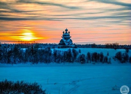 Karelia. Zabytki architektury drewnianej w zimowej odsłonie.