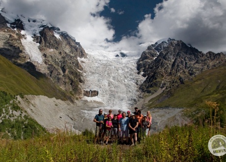 Zdjęcie grupowe spod lodowca. Trekking w Gruzji: Na lekko przez Swanetię fot. © Lidka Wiśniewska z Barents.pl