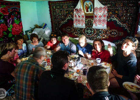 Posiłek podczas trekkingu ukraińskim Zakarpaciem. fot. © Roman Stanek, Barents.pl