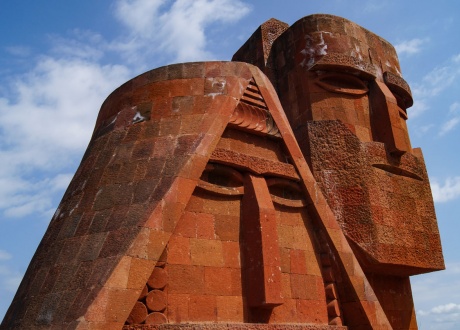 Pomnik znany jako Tatik i Papik w Stepanakercie, stolicy Górskiego Karabachu. fot. © Małgosia Busz, Barents.pl