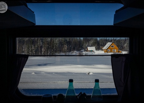 Daleka rosyjska północ z okna pociągu nad Morze Białe. Fot. © Mateusz Kuszela, Barents.pl