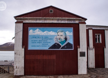 Barentsburg wita wierszem Robierta Rożdiestwienskiego „Arktyczna Choroba”. Fot. © Małgosia Busz, Barents.pl
