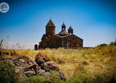 Klasztor "Psalmów" czyli Saghmosawank [Saghmosavank], położony nad rzeką Kasach w prowincji Aragacotn w środkowej Armenii. Piękno krainy pod Araratem © Barents.pl