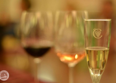 Degustacja wina w jednej z dwóch największych winnic na świecie - Cricovej. Na pierwszym planie szampan. © Agnieszka Jagiełło dla Barents.pl