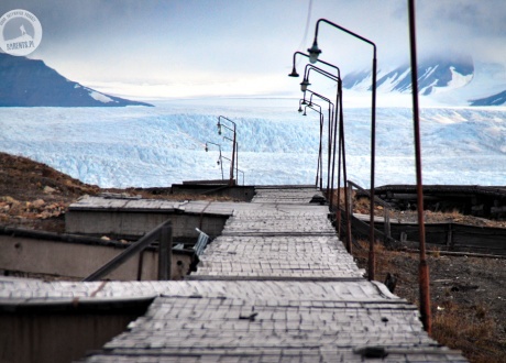 Deptak w arktycznym radzieckim "kurorcie" Piramida. Spitsbergen. Tydzień na krańcu Północy © Roman Stanek Barents.pl