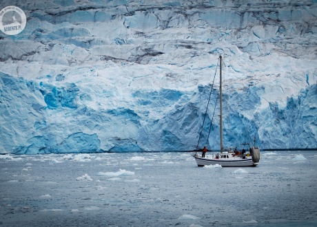 Jacht podpływa pod majestatyczny lodowiec. Zdjęcie robione ze statku wycieczkowego. Spitsbergen. Tydzień na krańcu Północy © Roman Stanek Barents.pl
