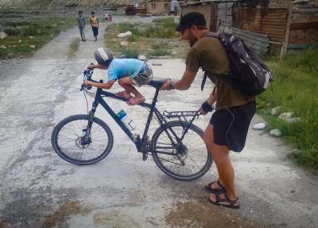 Zabawom z dzieciakami nigdy nie ma końca. Uwielbiamy! Kirgistan na rowerze: Przejazd przez Tien Szan 2016 r. © Roman Stanek Barents.pl