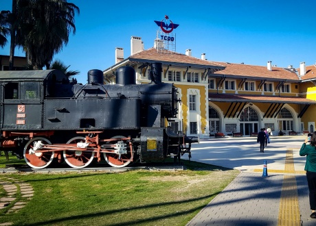 Dworzec kolejowy w Adanie. Majówka w Turcji: Wędrówki po Kapadocji i Antiochii © Roman Stanek, Barents.pl