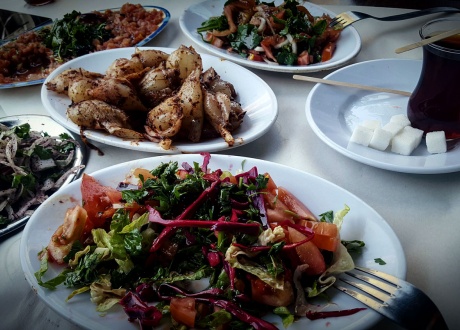 Obiad w Turcji - tym razem dla wegetarian. Majówka w Turcji: Wędrówki po Kapadocji i Antiochii © Roman Stanek, Barents.pl