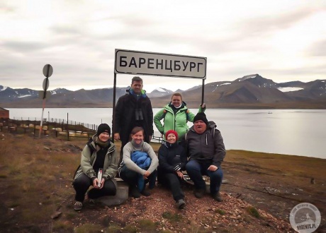 W Barentsburgu z Iloną. Spitsbergen: Śladami książki BIAŁE z autorką. © fot. Krzysiek Gajder z Barents.pl