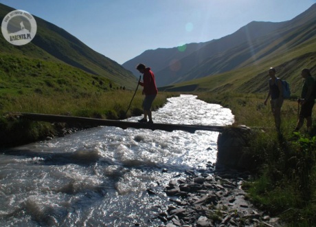 Stream-crossing of the wild Caucasian mountain rivers in Georgia © Roman Stanek for Barents.pl Active Travel Agency