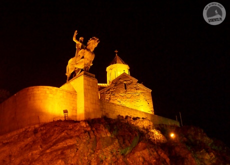 Cerkiew Mescheti i pomnik króla Wachtanga Gorgasali, założyciela Tbilisi. Gruzińskie marzenie. fot. © Iza Majchrzak z Barents.pl