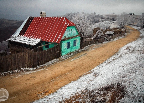 Kolorowe domki z czeskich wiosek w Banacie © Ivo Dokoupil, Barents.pl