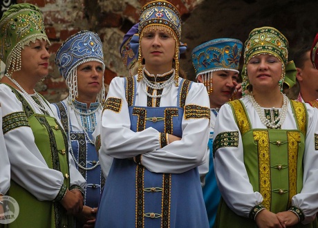 Women wearing Russian traditional female clothes © Ivo Dokoupił for Barents.pl Active Travel Agency