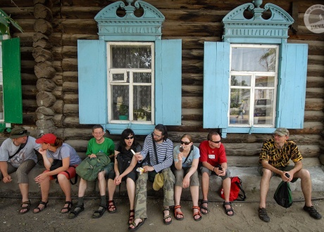Breaktime in a Siberian village © Ivo Dokoupił for Barents.pl Active Travel Agency