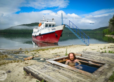 Bathing in a thermal spring. © Ivo Dokoupił for Barents.pl Active Travel Agency
