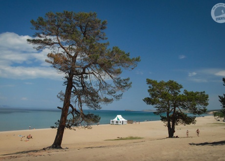Plaże u stóp Szamańskiej Skały na wyspie Olchon. Wyprawa nad Bajkał © fot. Ivo Dokoupił dla Barents.pl