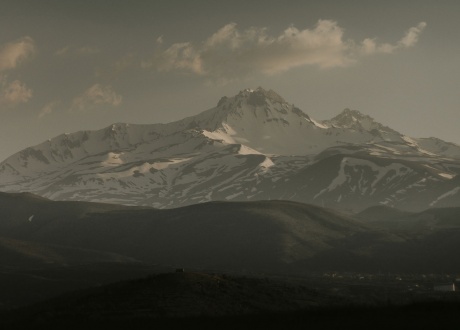 Narty w Turcji! Kapadocja i wulkan Erciyes z Barents.pl fot. © Batuhan Dogan