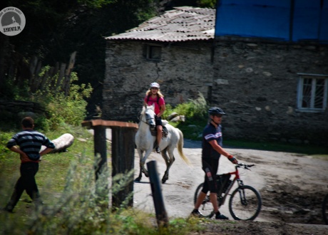 Chwilowa zmiana środka transportu :) Gruzja na rowerze: do serca Kaukazu fot. © Roman Stanek, Barents.pl 