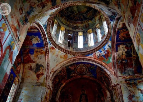 Przepiękny przykład średniowiecznej architektury sakralnej - monastyr Gelati. Majówka w Gruzji © Roman Stanek Barents.pl